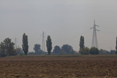 Pürüzlü arazi ve elektrik hattı