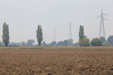 Pürüzlü arazi ve elektrik hattı