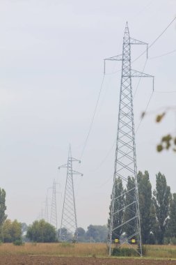 Pürüzlü arazi ve elektrik hattı