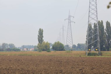 Pürüzlü arazi ve elektrik hattı
