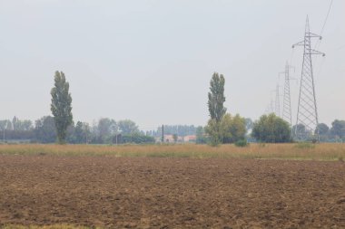 Pürüzlü arazi ve elektrik hattı