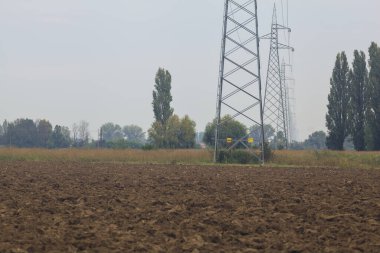 Pürüzlü arazi ve elektrik hattı