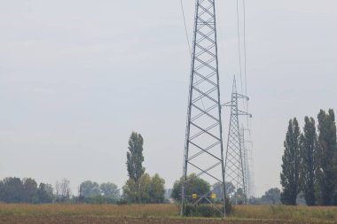 Pürüzlü arazi ve elektrik hattı