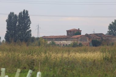 bir alandaki kır evi