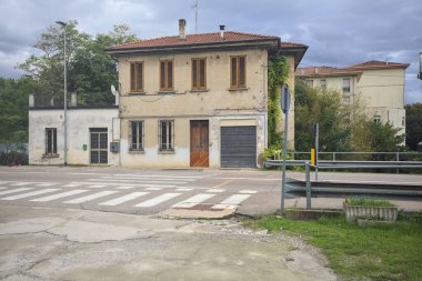 Yolun kenarındaki ev.