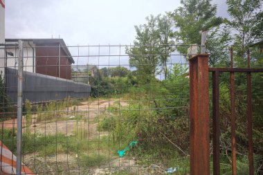 Terk edilmiş bir deponun ön bahçesi.