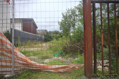 Terk edilmiş bir deponun ön bahçesi.