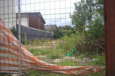 Terk edilmiş bir deponun ön bahçesi.