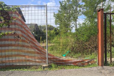 Terk edilmiş bir deponun ön bahçesi.
