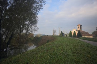 Bir köy yolunun kenarındaki kilise.