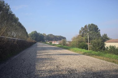 Köyden geçen köy yolu.