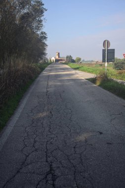 Bir köy yolunun kenarındaki kilise.