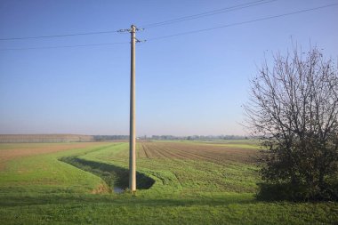 Su ve pilonlu sulama kanalı.