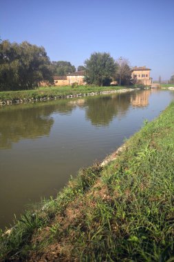 Bisiklet yolu ve kır evi