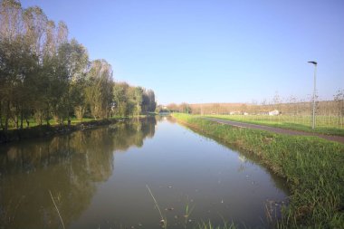 Nehir köyün yanından geçiyor.