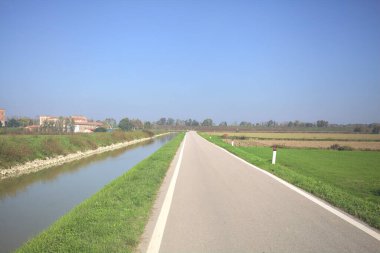 Dar bir köy yolu ve bir nehir