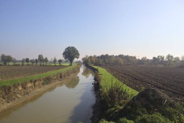 Alanlar arasında büyük sulama kanalı