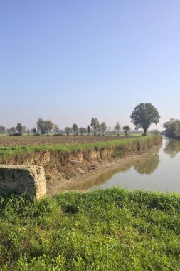Alanlar arasında büyük sulama kanalı