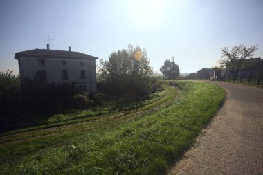 Yolun yanındaki kır evi.