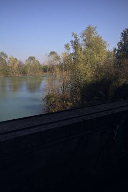 Kırsalda ağaçlarla çevrili bir nehir.