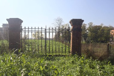 Yolun kenarında kapalı bir kapı var.