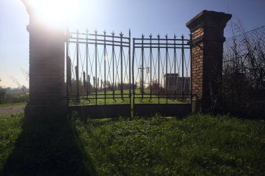 Yolun kenarında kapalı bir kapı var.