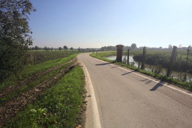 Dar bir köy yolu ve bir nehir