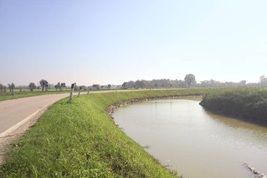 Dar bir köy yolu ve bir nehir