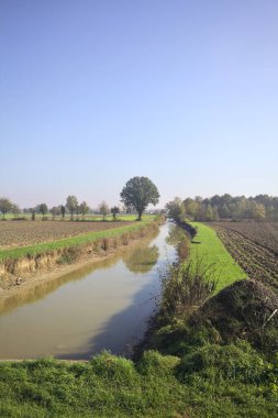 Alanlar arasında büyük sulama kanalı