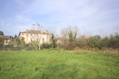 Terk edilmiş bir kır evi cephesi