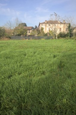 Terk edilmiş bir kır evi cephesi