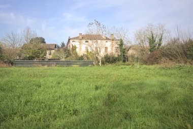 Terk edilmiş bir kır evi cephesi