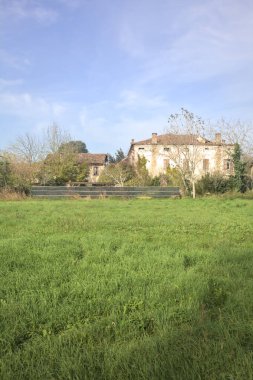 Terk edilmiş bir kır evi cephesi