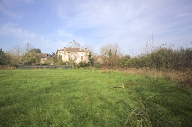 Terk edilmiş bir kır evi cephesi