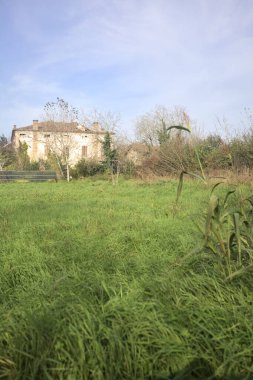Terk edilmiş bir kır evi cephesi