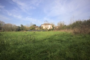 Terk edilmiş bir kır evi cephesi