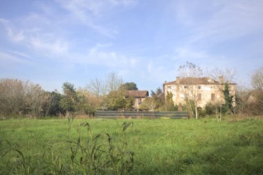 Terk edilmiş bir kır evi cephesi