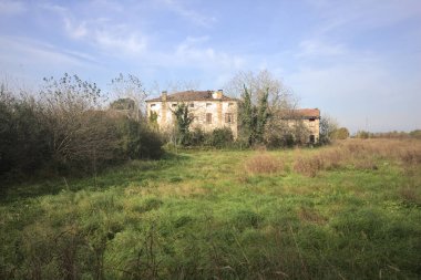 Terk edilmiş bir kır evi cephesi