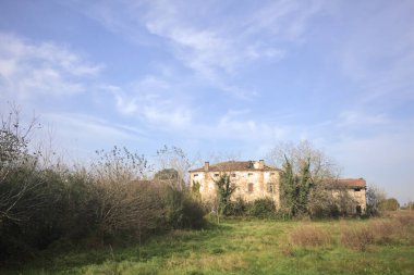 Terk edilmiş bir kır evi cephesi