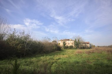 Terk edilmiş bir kır evi cephesi