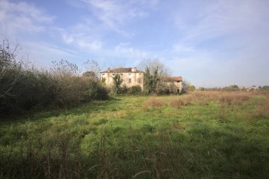 Terk edilmiş bir kır evi cephesi