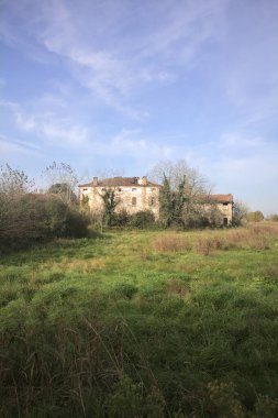 Terk edilmiş bir kır evi cephesi