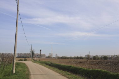 Kırsal kesişen yollarda