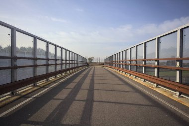 Bir bariyerle çevrili Paved köprüsü