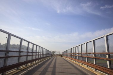 Bir bariyerle çevrili Paved köprüsü