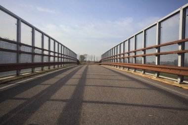 Bir bariyerle çevrili Paved köprüsü