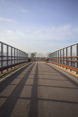 Bir bariyerle çevrili Paved köprüsü