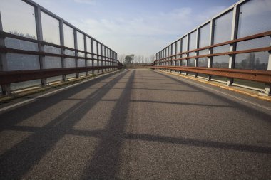 Bir bariyerle çevrili Paved köprüsü