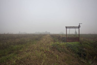 Bir tarlada sulama hendeği ve Weir