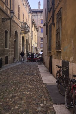 Sokaklar gölgeli, tezgahlarla